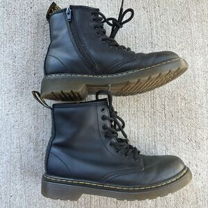 DR MARTENS LEATHER LACE UP BOOTS
